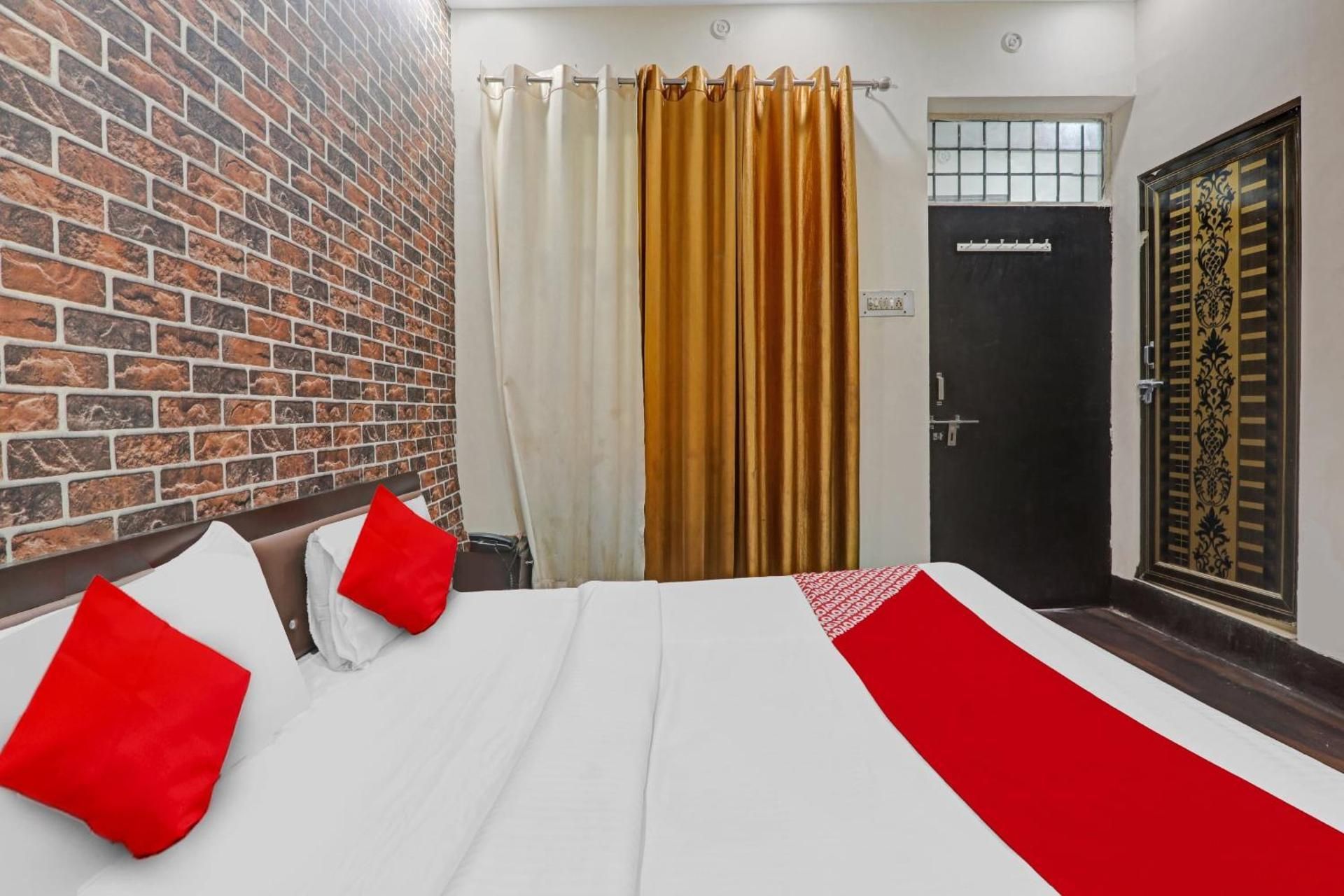 Hotel O New Pacifica Grand Classic Triple Room