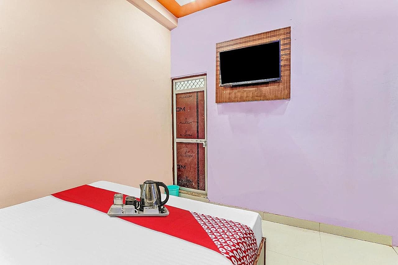 OYO Flagship Hotel Sadguru & Family Restaurant Classic 3