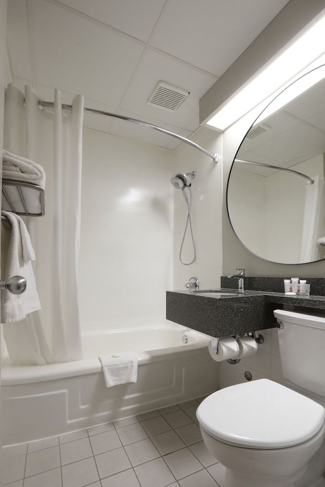 Canad Inns Destination Centre Windsor Park Deluxe Single Room 2