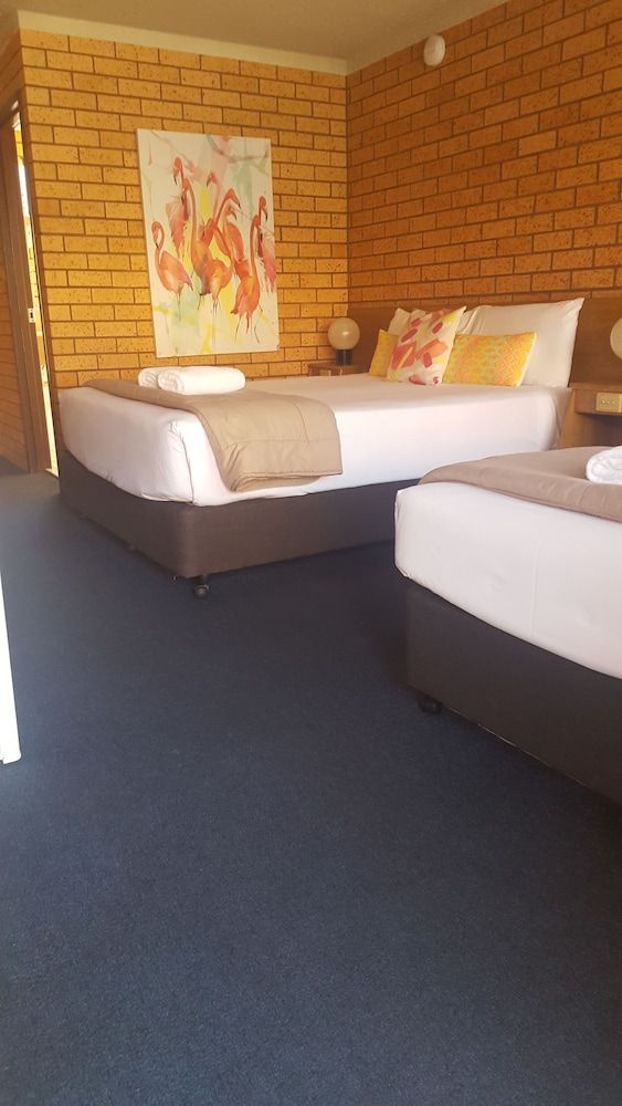 Royal Palms Motor Inn Deluxe Twin Room 8