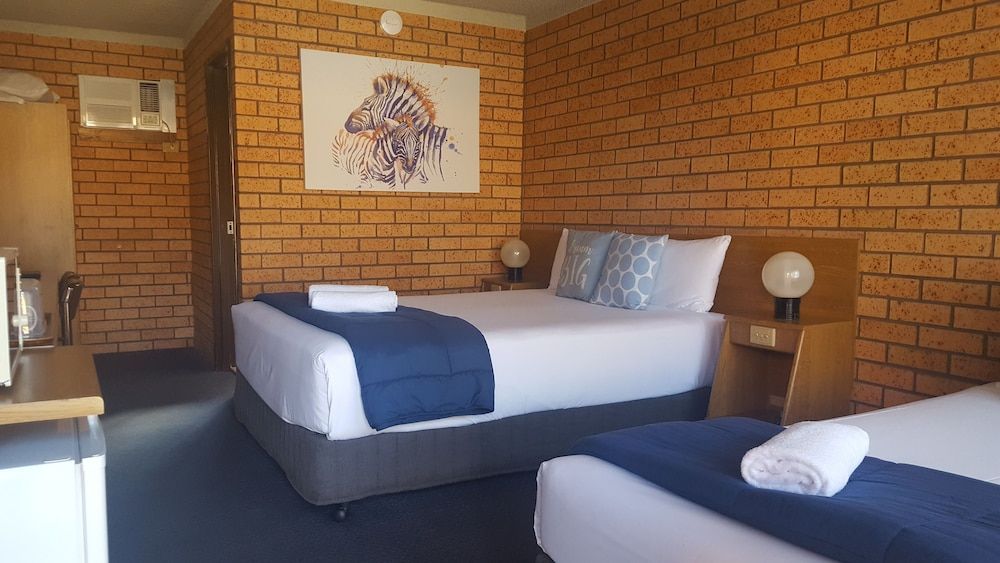 Royal Palms Motor Inn Deluxe Twin Room 5