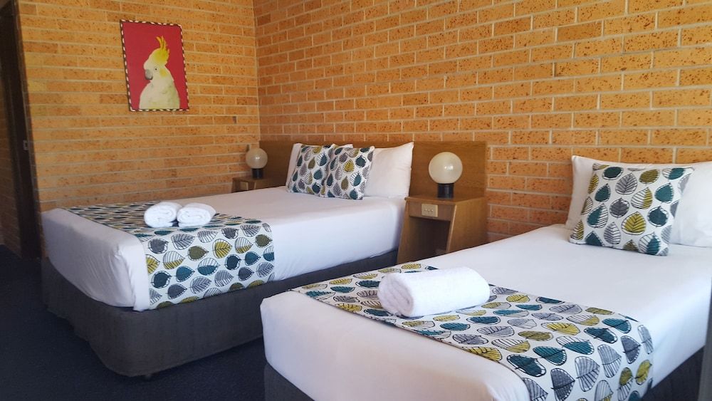 Royal Palms Motor Inn Deluxe Twin Room 3