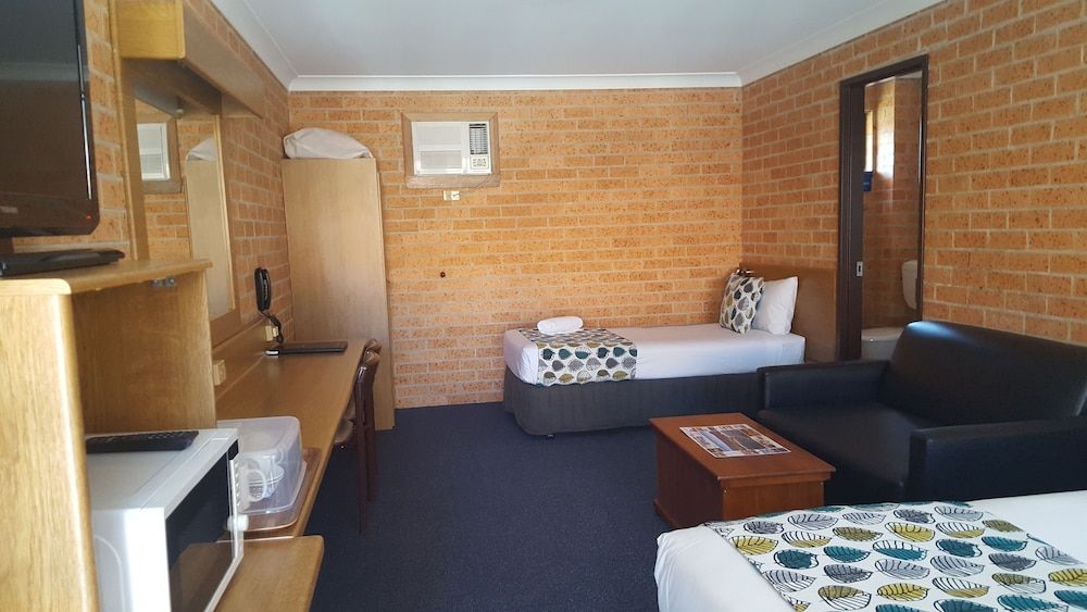 Royal Palms Motor Inn Deluxe Twin Room 4