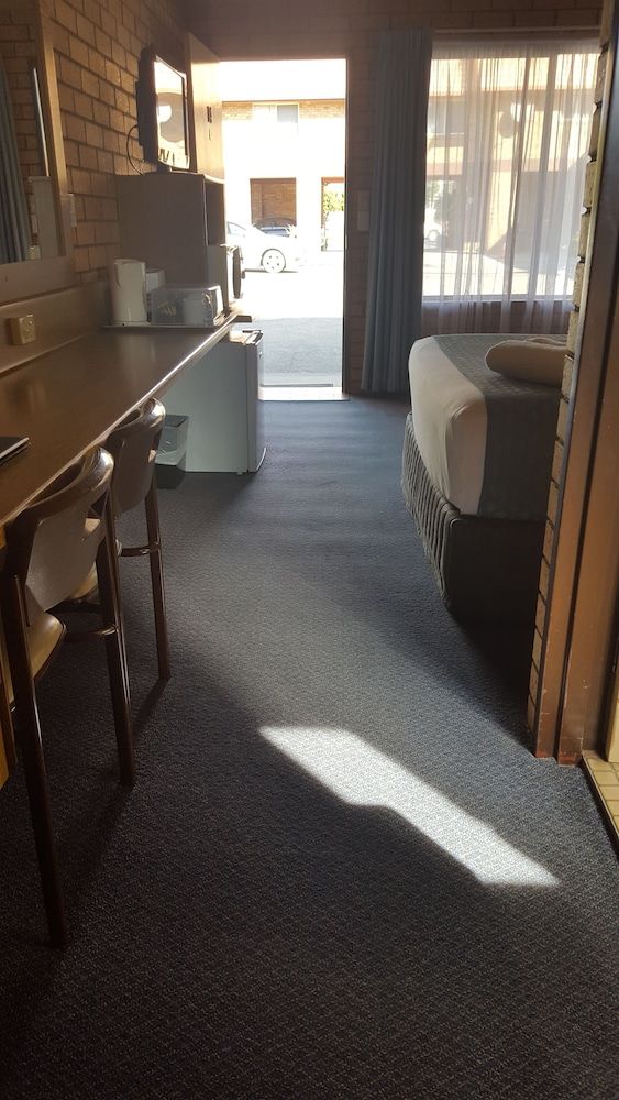 Royal Palms Motor Inn Standard Room, 1 Queen Bed, Accessible 8