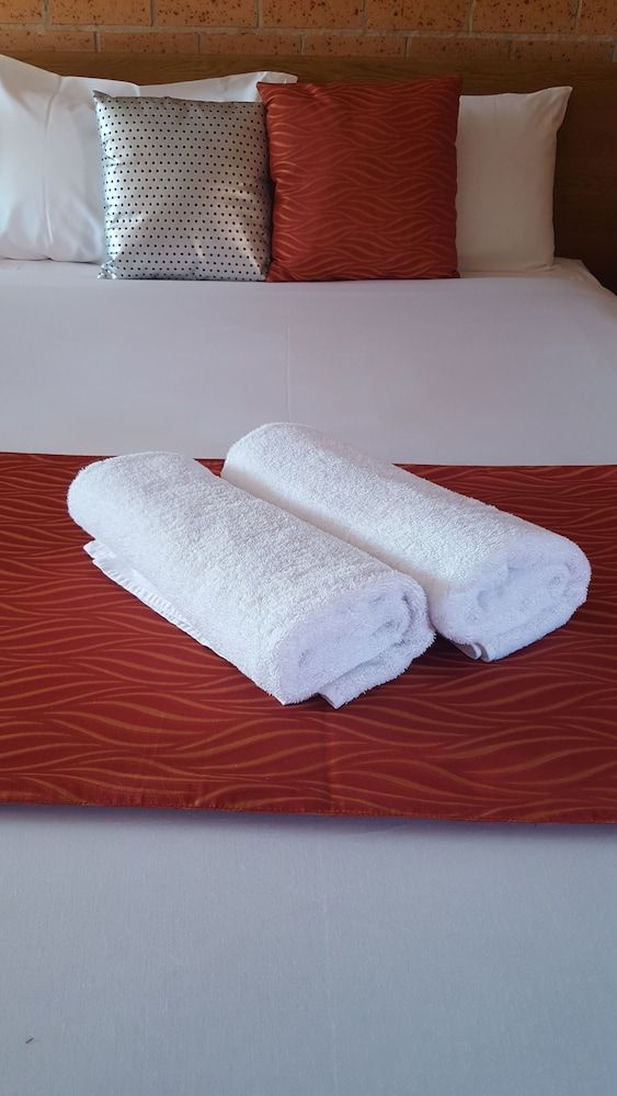 Royal Palms Motor Inn Deluxe Twin Room 2