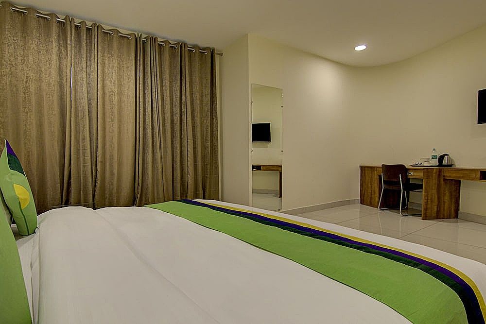 Treebo Torque Deluxe Double Room 7