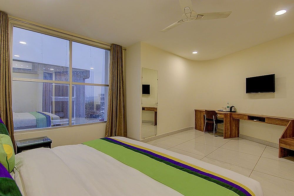 Treebo Torque Deluxe Double Room 6