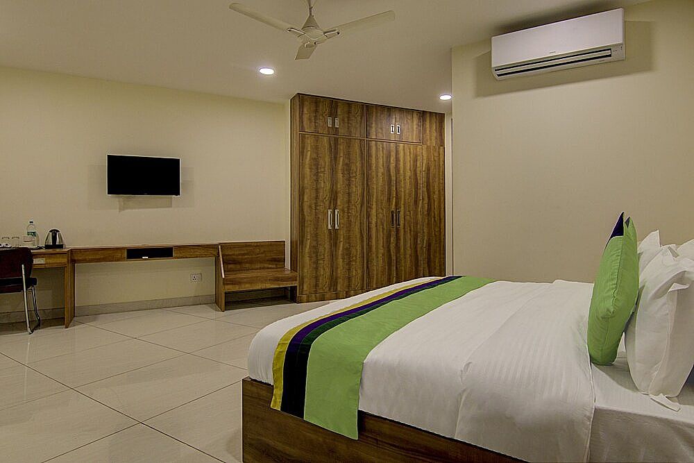 Treebo Torque Deluxe Double Room 8