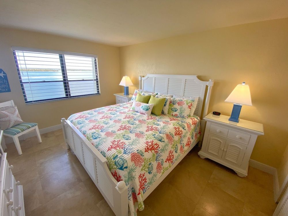Deluxe Condo, 2 Bedrooms, 2 Bathrooms (Waterfront)