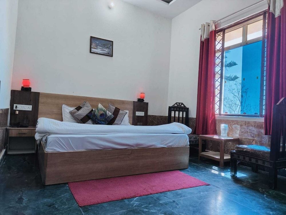 Sunny Pines Resort Deluxe Room 4