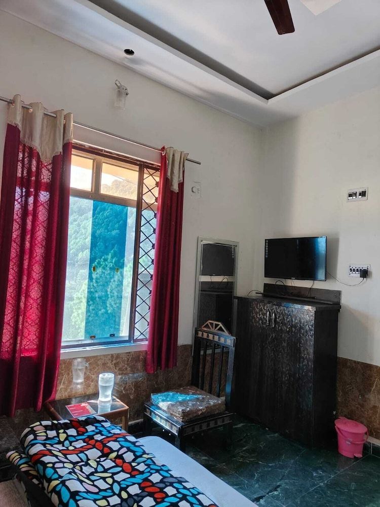 Sunny Pines Resort Deluxe Room 10