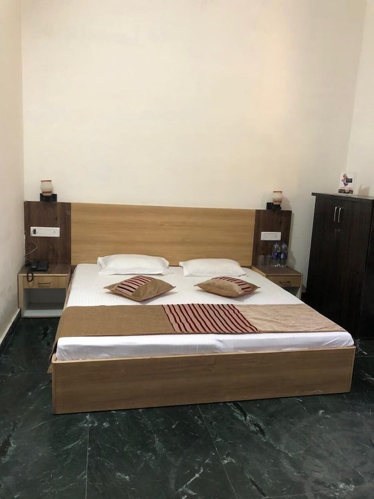 Sunny Pines Resort Deluxe Room 2