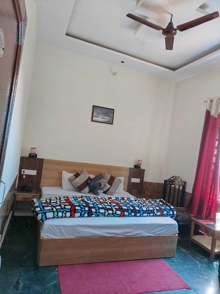 Sunny Pines Resort Deluxe Room 3