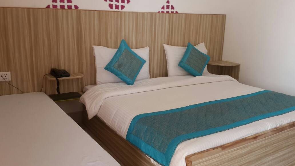 Sunny Pines Resort Deluxe Room 7