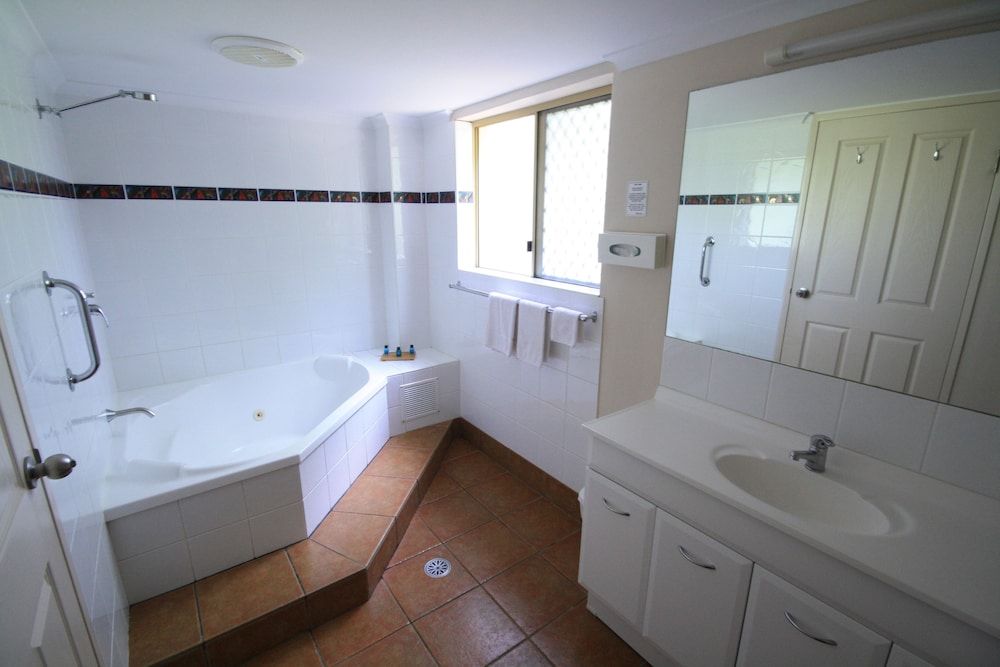 Park Beach Resort Motel King Spa Room 5