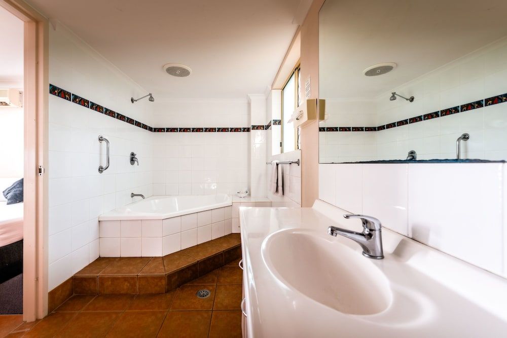 Park Beach Resort Motel King Spa Room 4