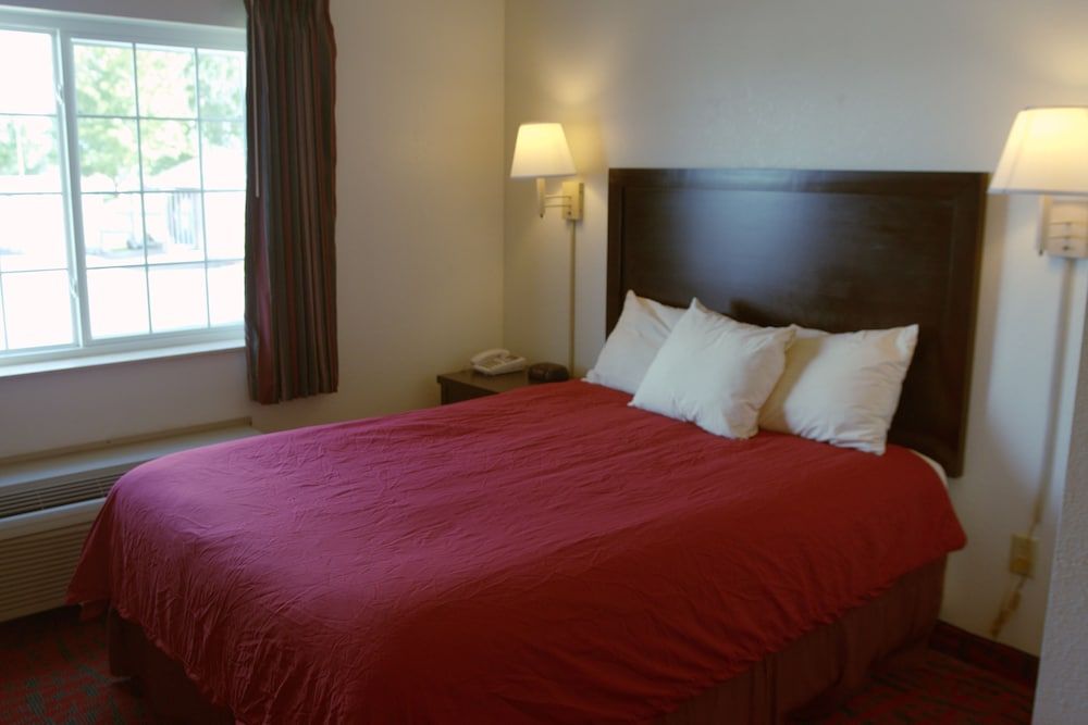 Sandalwood Studios & Suites 1 Queen Bed with Sofa/Kitchenette Non-Smoking 2