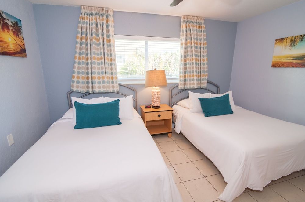 Deluxe 1-Bedroom Two Queen Bed w/ Kitchen & Sofa Bed