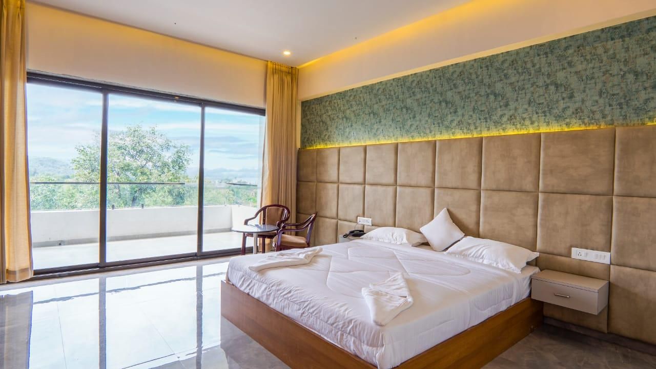 Executive Lake View Room