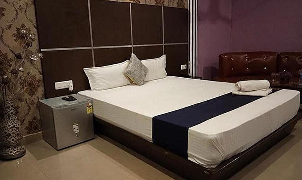  FabHotel Prime Rockstar Suites Deluxe Room