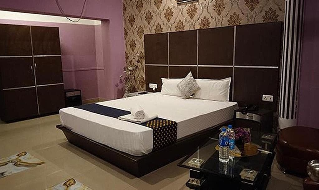  FabHotel Prime Rockstar Suites Deluxe Room 2