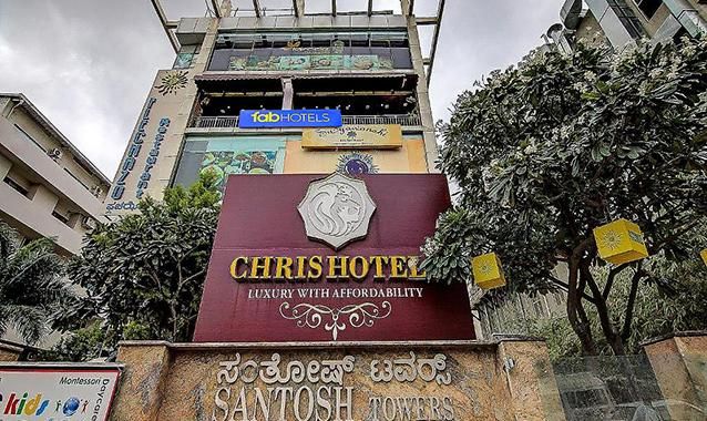 undefined Fabhotel Chris