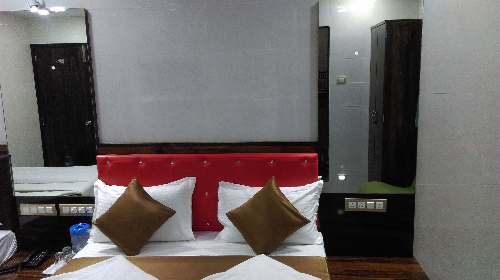 Hotel Plaza-Near Byculla Railway Station Deluxe Double Room 7