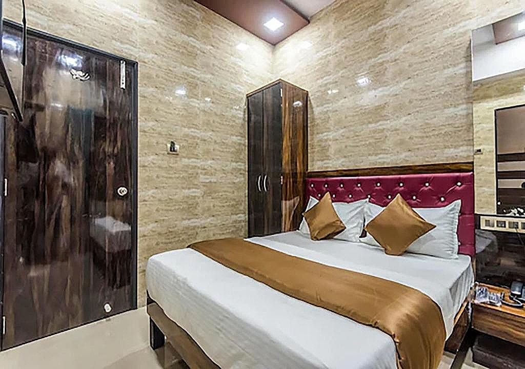 Hotel Plaza-Near Byculla Railway Station Deluxe Double Room 3