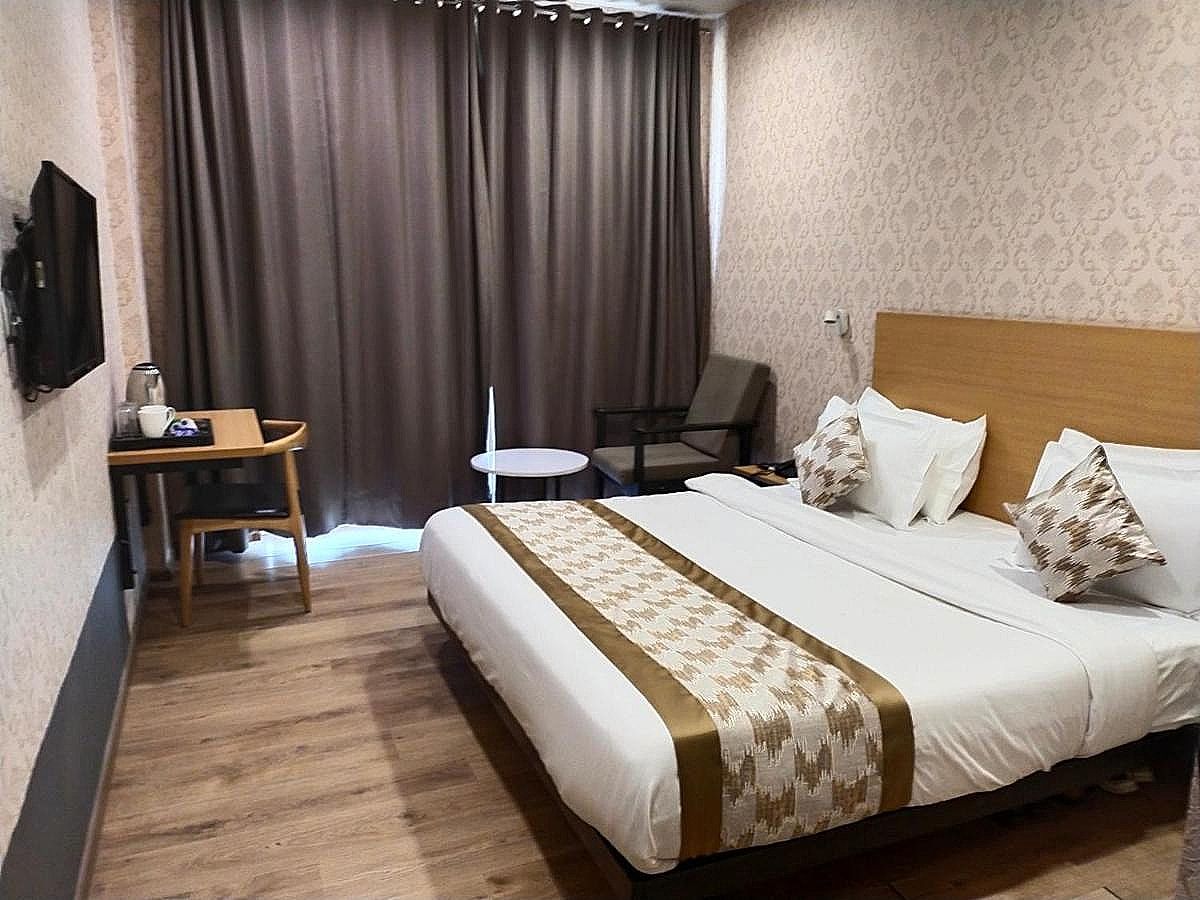 Saltstayz Select - Near Sohna Road City Center Deluxe Room 5