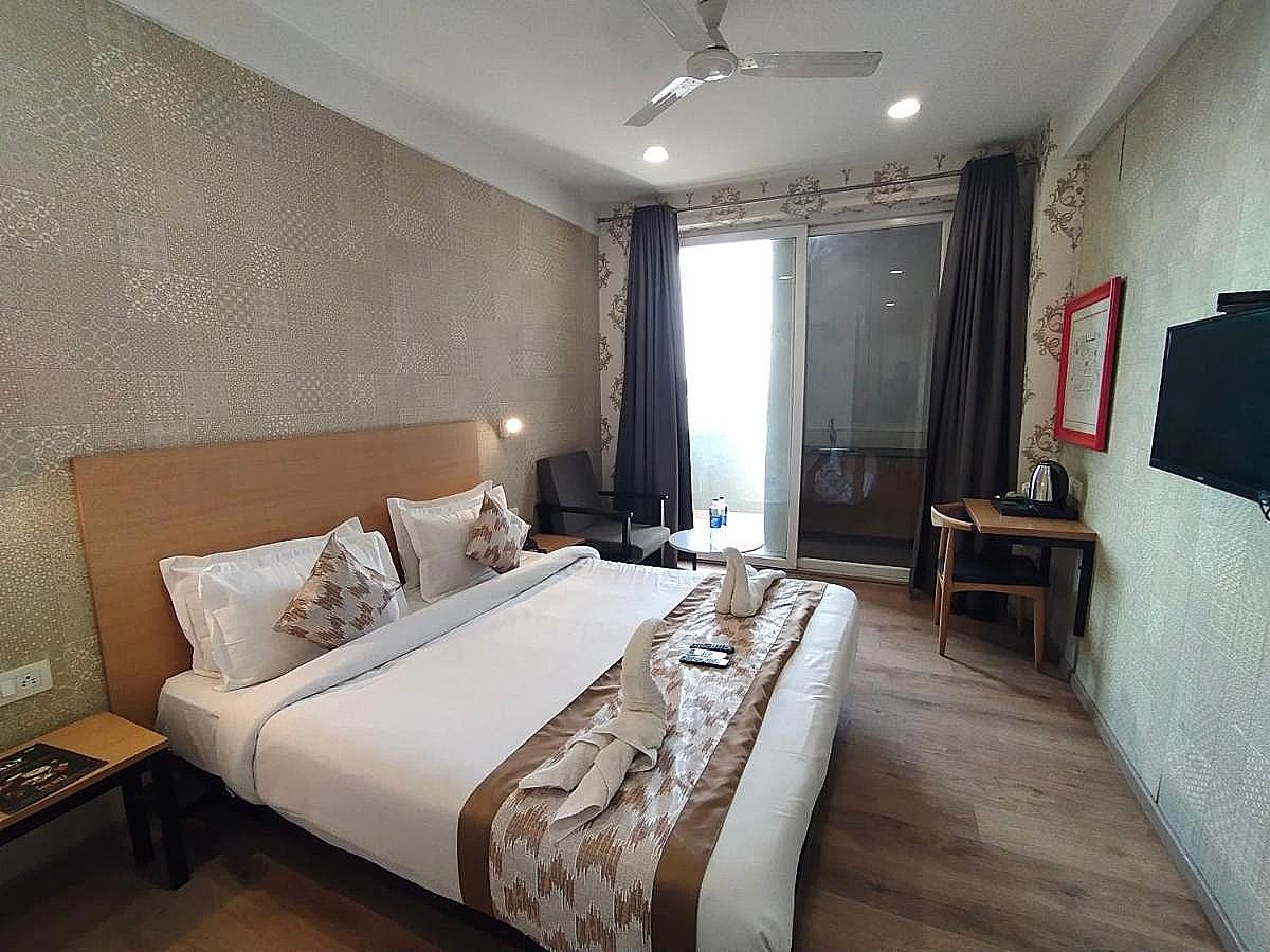 Saltstayz Select - Near Sohna Road City Center Deluxe Room 8