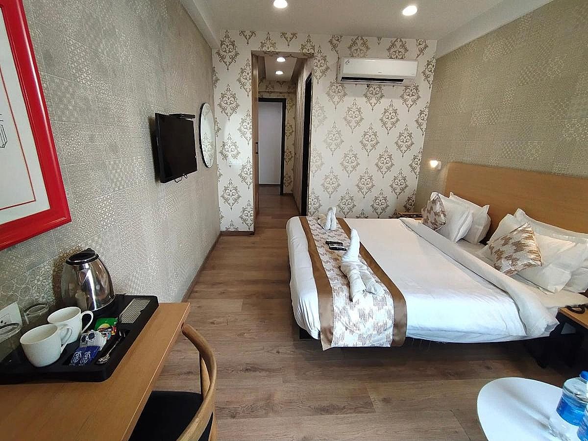 Saltstayz Select - Near Sohna Road City Center Deluxe Room 4