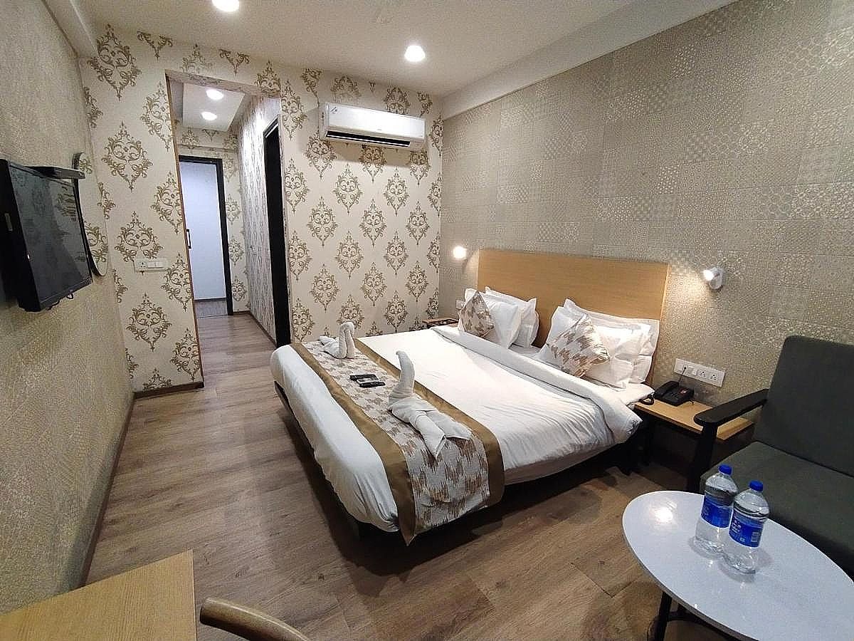Saltstayz Select - Near Sohna Road City Center Deluxe Room 7