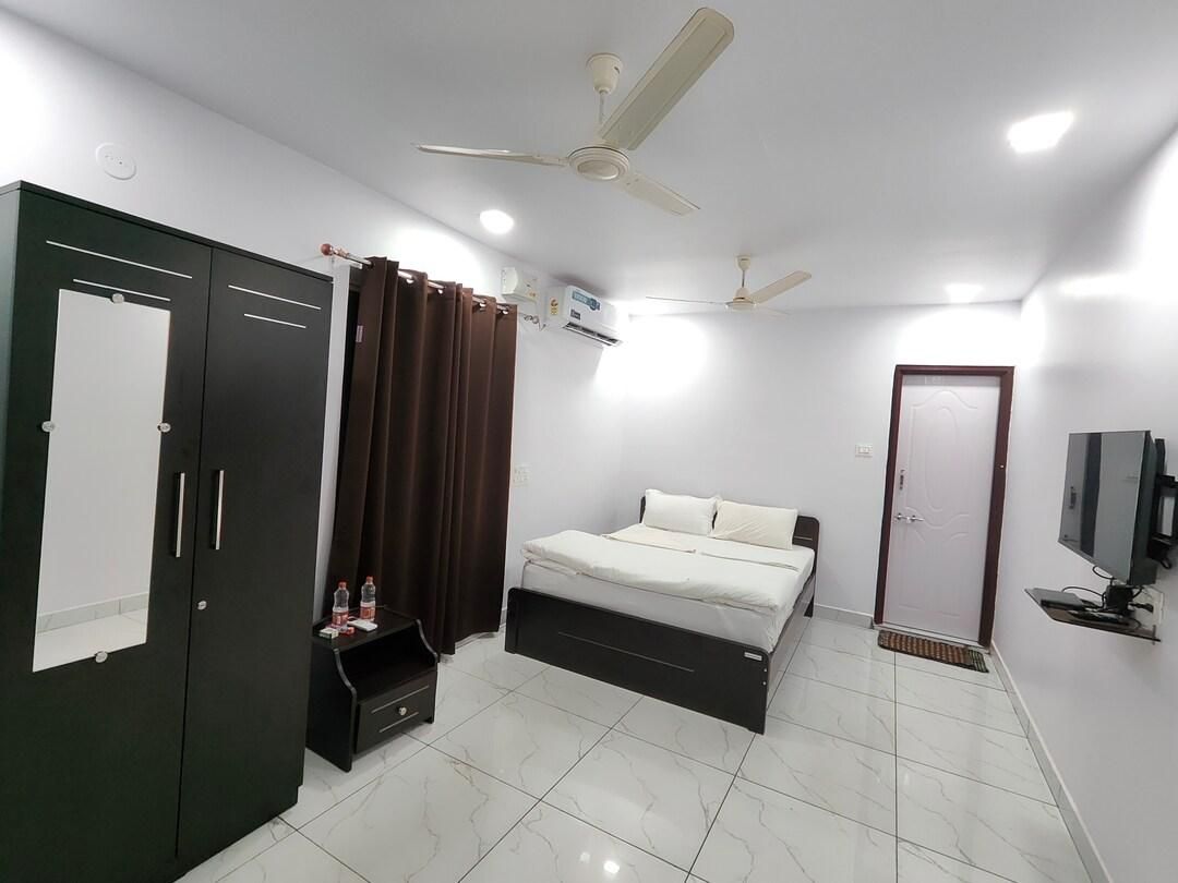 Semi Luxuries Room