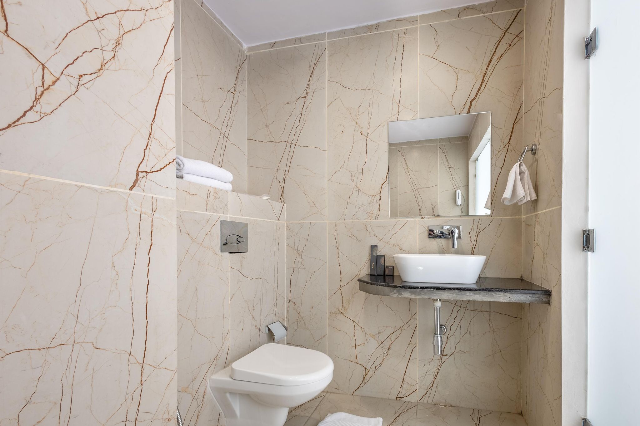 Limewood@ Rajpur Road by Zenvana Deluxe  Room 7