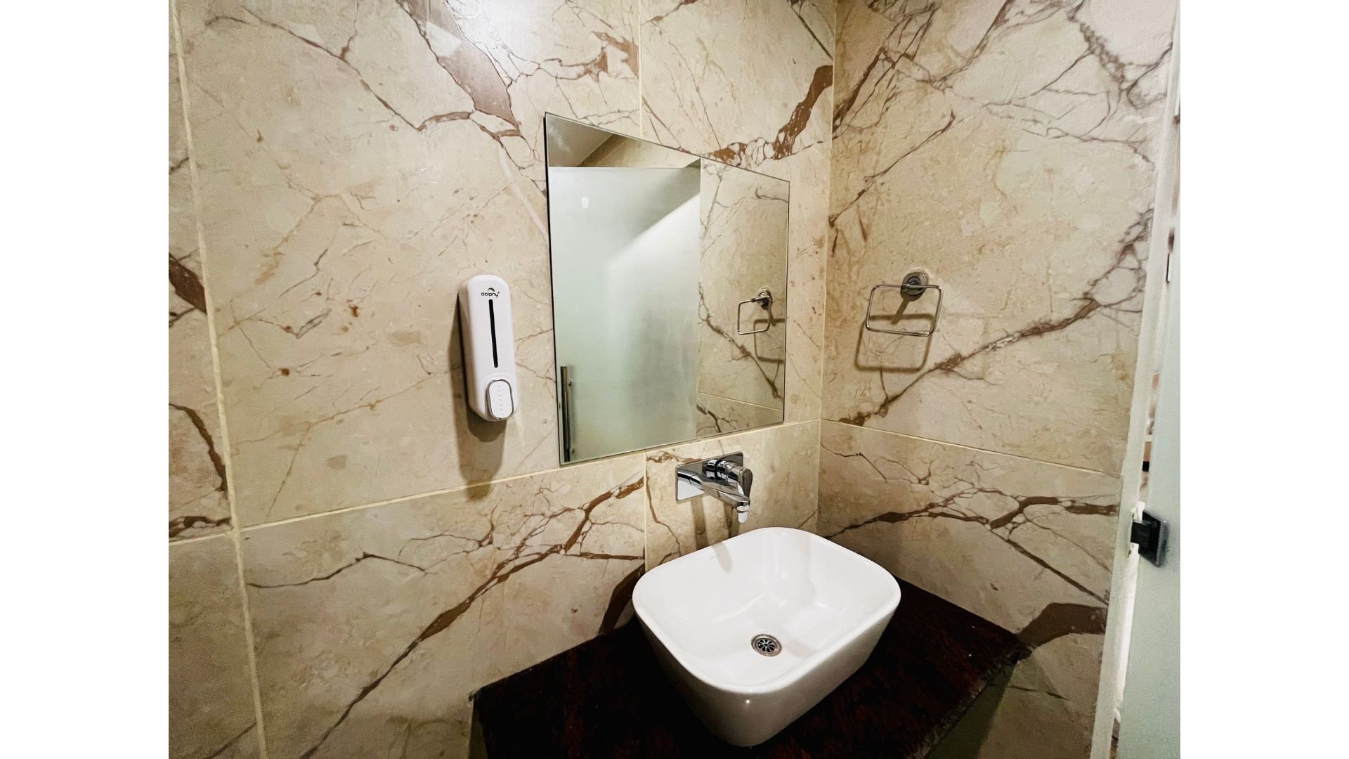 Limewood@ Rajpur Road by Zenvana Deluxe  Room 4