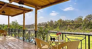 Pumpkin Hotel's Tusk N Woods Treehouse Cottages 5