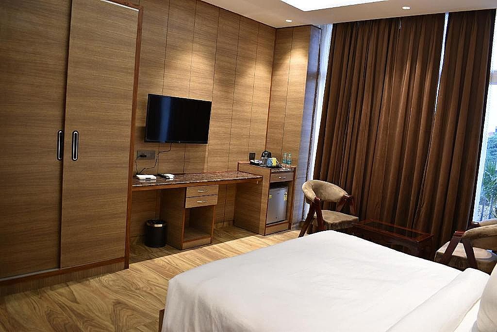 Lime Tree Hotel And Banquet Greater Noida Superior King Room 4