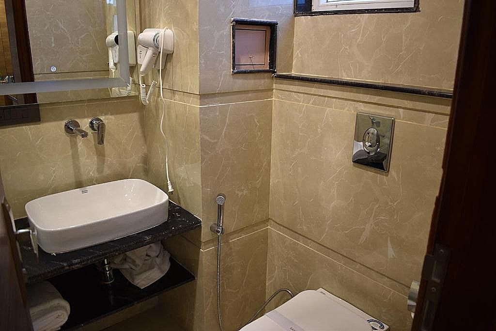 Lime Tree Hotel And Banquet Greater Noida Superior King Room 3