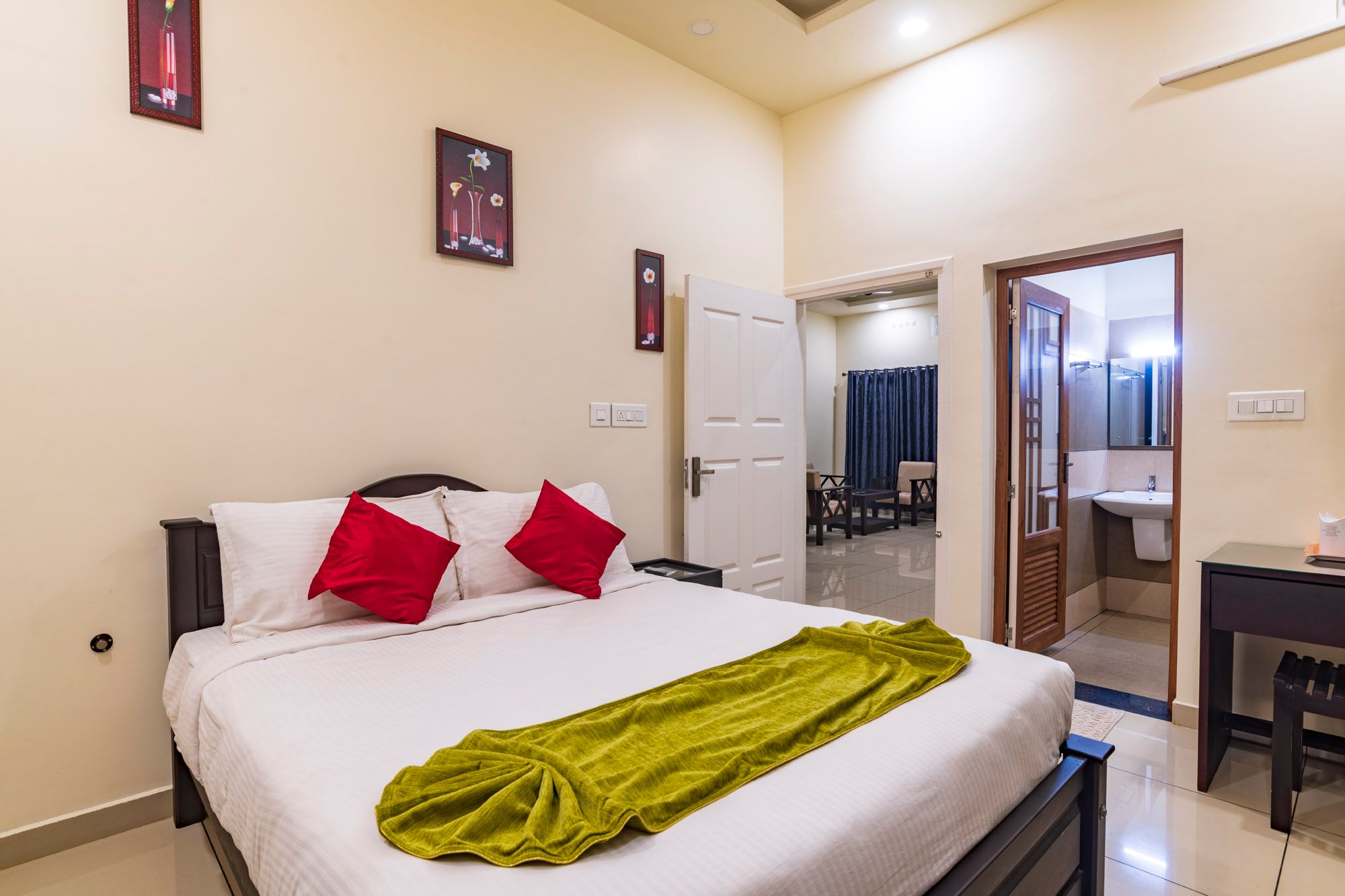 Pine Clough Holidays Vagamon Deluxe Room 2