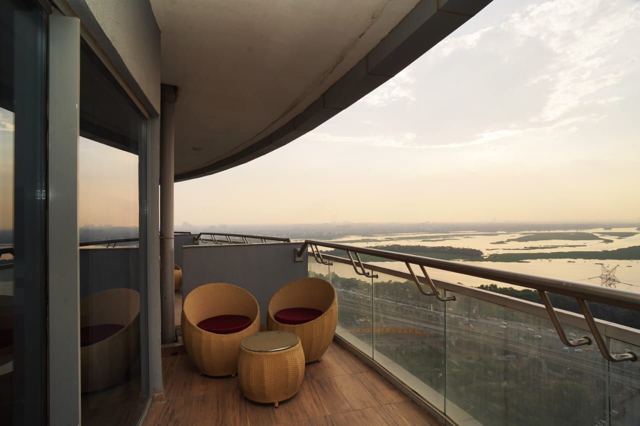 Livbox Supernova Noida Deluxe Room with Balcony (City View) 5