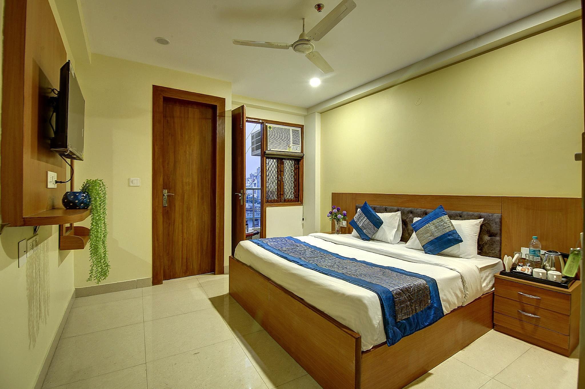Studio Apartment with King Bed - Smoking