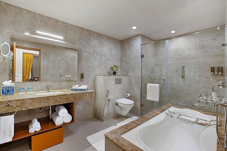 Presidential Suite with Bathtub