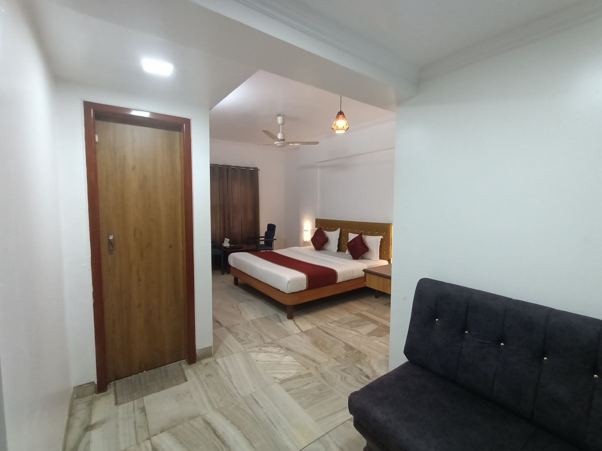 Raja Hotel Deluxe Room 5