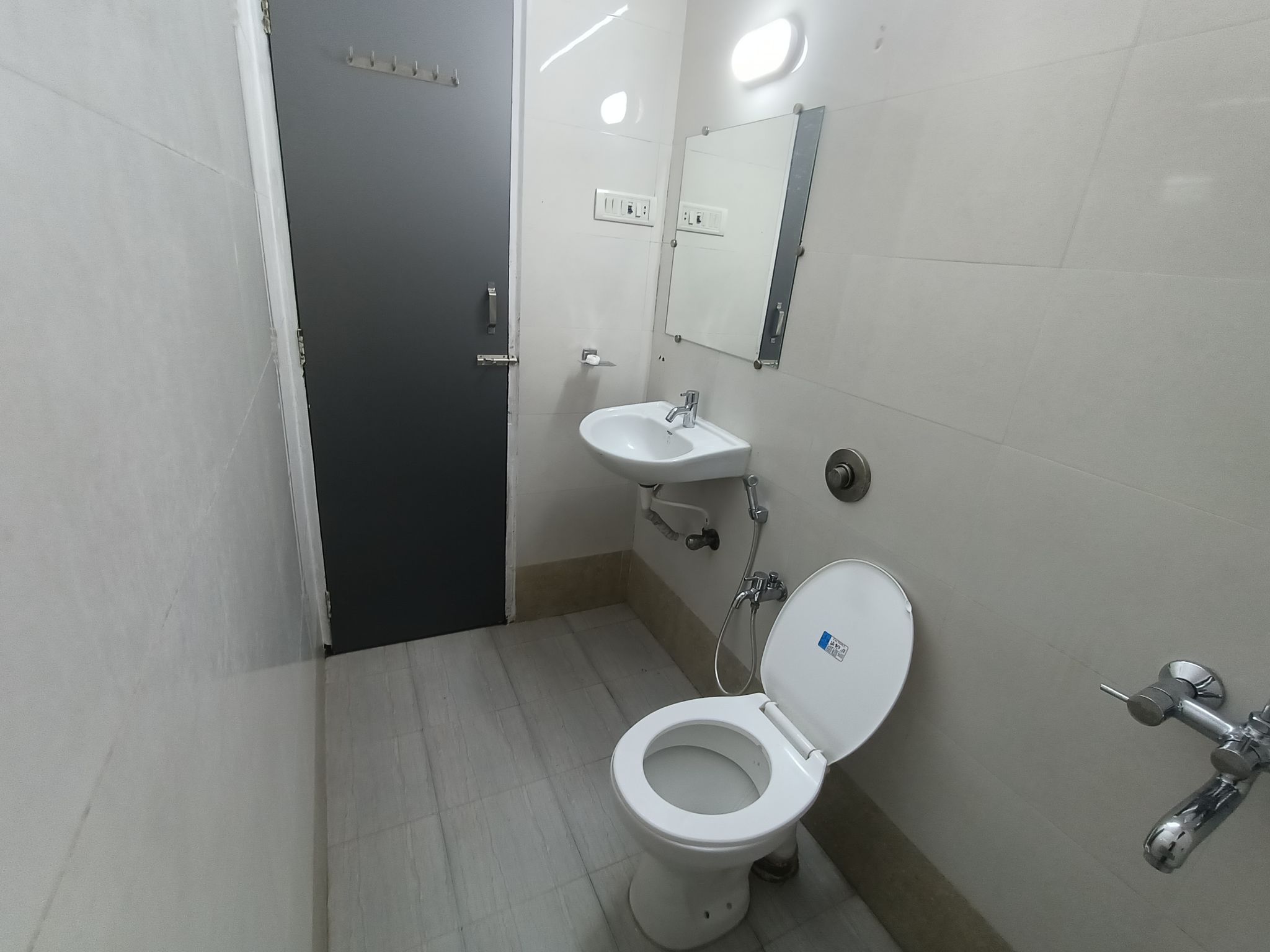 Raja Hotel Deluxe Room 7