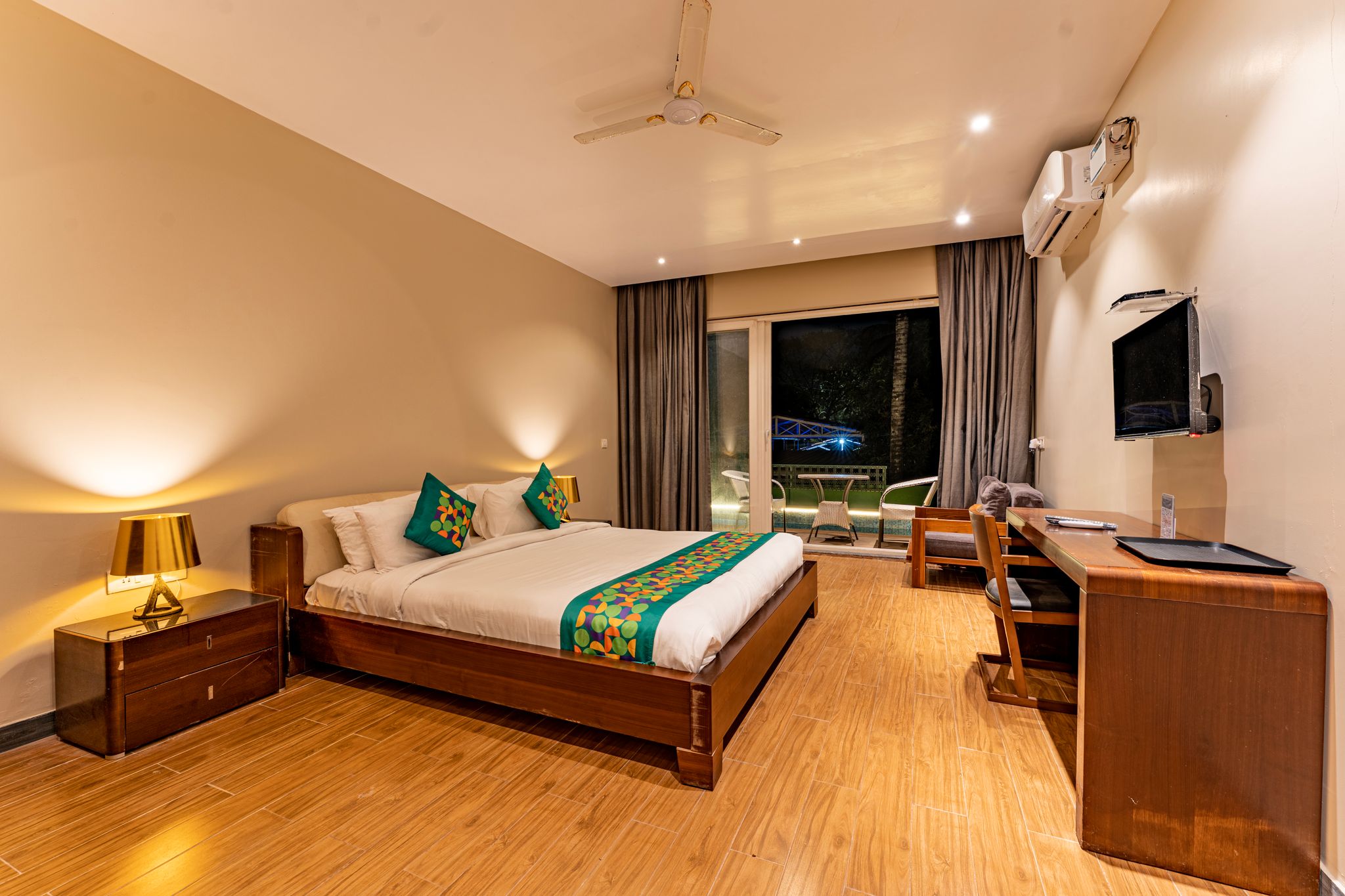 Premium Pool Side Room