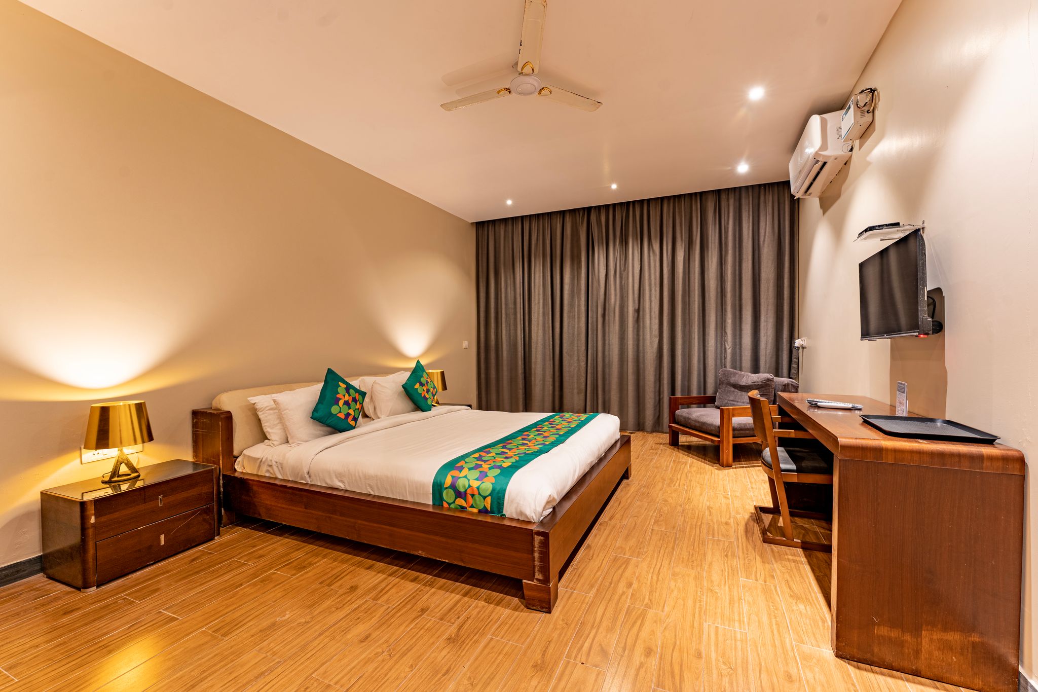 Premium Pool Side Room