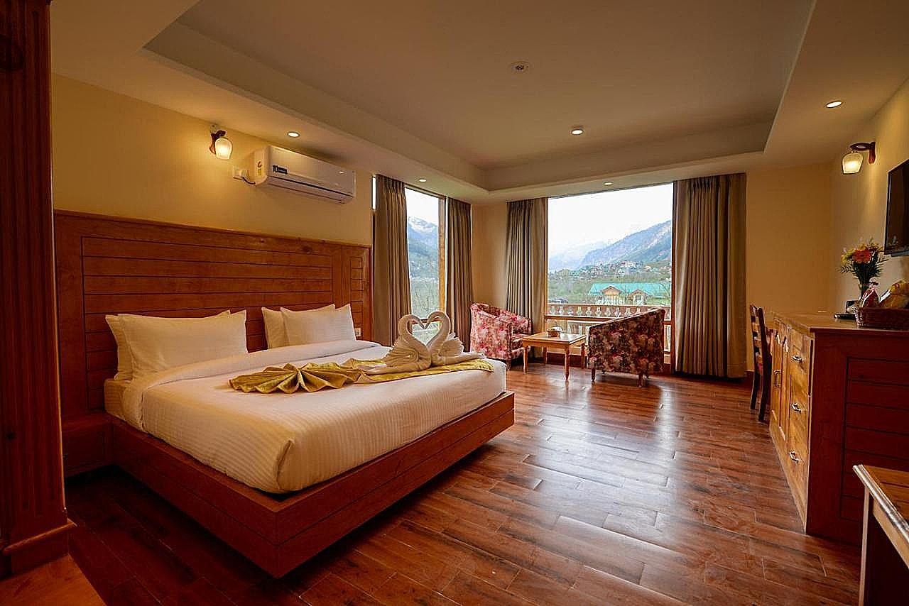 Clarks Inn Suites, Manali Deluxe Room with Balcony 2