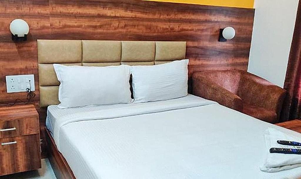 FabHotel Greenwood Xpress Inn Deluxe Room 6