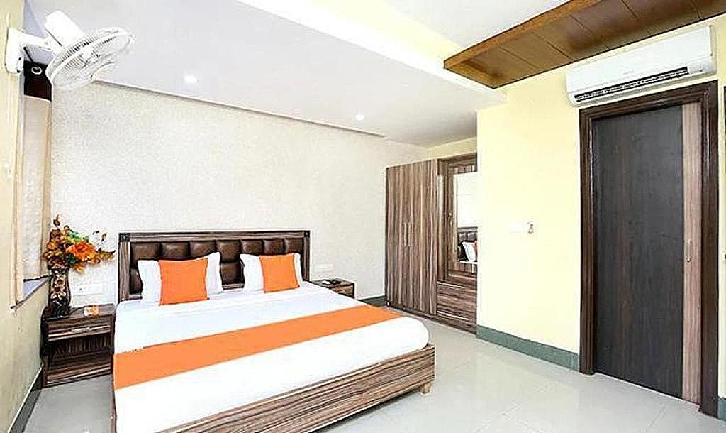 FabHotel Greenwood Xpress Inn Deluxe Room