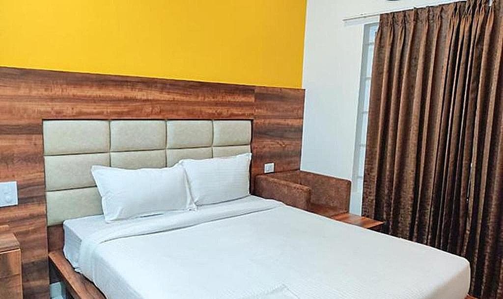 FabHotel Greenwood Xpress Inn Deluxe Room 2
